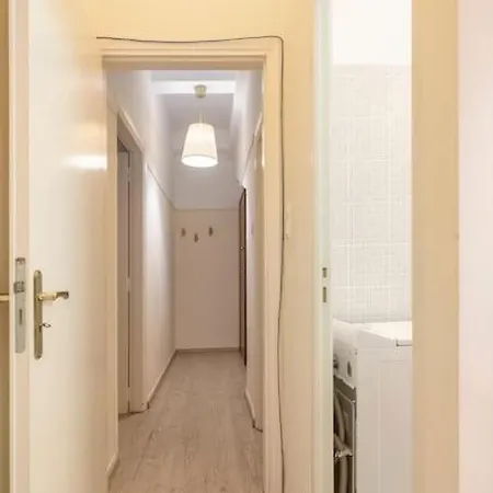 A-03. Next 2 Metro & Central Clinic. Renovated 2019!