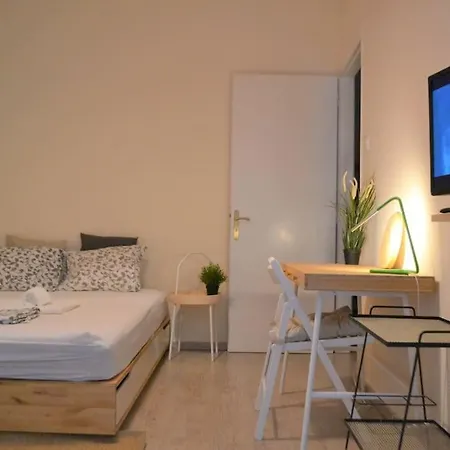A-03. Next 2 Metro & Central Clinic. Renovated 2019! * Αθήνα